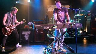 Toseland (James Toseland) singing their new song "Stop from loving you"