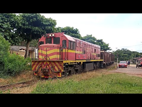 Trem carregado passando pelo distrito de Pau Lavrado em Catu Bahia.
