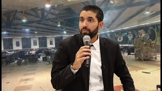 הנס הגדול שקרה בזמן פגיעת הכטב"ם בחדר האוכל בבסיס גולני  הרב שניר בסיפור יחודי מכלי ראשון -כתוביות (הרב שניר גואטה) - התמונה מוצגת ישירות מתוך אתר האינטרנט יוטיוב. זכויות היוצרים בתמונה שייכות ליוצרה. קישור קרדיט למקור התוכן נמצא בתוך דף הסרטון