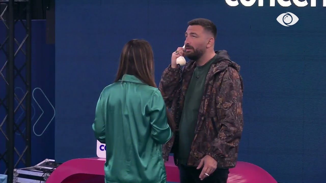 Kelly i përgjigjet telefonatës në shqip