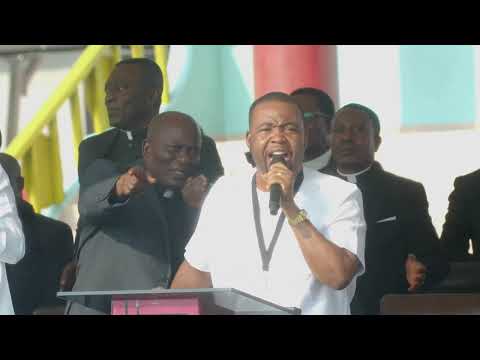 ELDER PATRICK AMOAKO AND ELD EMMA ARTUR HOT PENTECOSTAL PRAISE AT THE FUNERAL OF ELD KOFI MIREKU SNR