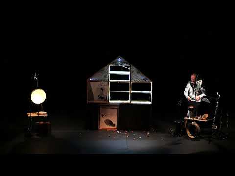 Emoción, une chronique familiale de couleurs et de sons. Spectacle musical jeune public à partir de 5 ans. Dans chaque pièce de la maison, un membre de la famille est pris dans une émotion difficile. La maman est en colère, le fils est jaloux, le grand-père s'ennuie... Mais avec le printemps toutes ces émotions vont trouver un chemin pour se transformer. Une histoire écrite par Sophie Boudieux racontée et mise en musique par Pierre Lassailly (clarinettes, objets sonores et voix) et Sophie Boudieux (accordéon, flûte traversière, objets sonores et voix). Une maison qui prend forme au fil du spectacle, et donne à voir la famille qui l'habite à travers les gravures originales de Matild Gros. site internet: www.lamuse.wix.com/lamuse contact: boudieuxsophie@hotmail.com