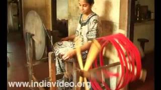 Azhikode handloom village - weaving colourful designs