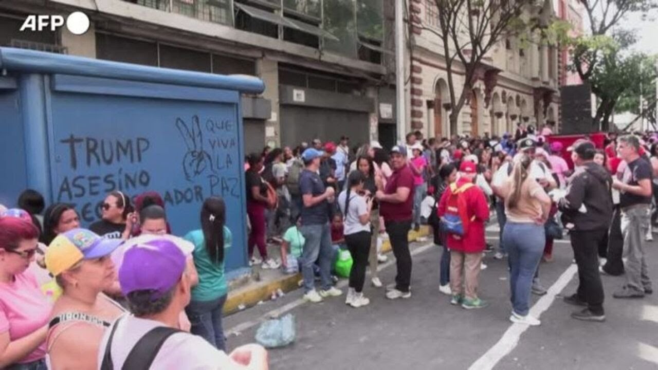 A Caracas le donne venezuelane marciano in sostegno della moglie di Maduro