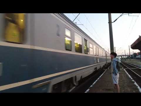 Un tren IR matinal/1658 Bacau-Bucuresti,intra in statia Adjud.