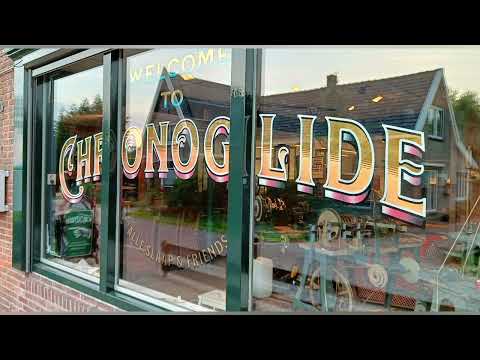 Vergulden achter glas van een winkelraam met bladgoud