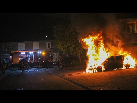 Osse Brandweer komt met spoed ter plaatse bij een autobrand aan de Constantijn Huygensstraat in Oss