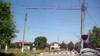 preview picture of video 'БДЖ - BDZ freight train passing Ulitsa 3 level crossing at Obelya, Sofia.'