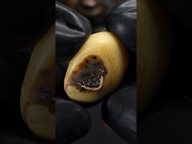 حجر عقيق بافوري طبيعي