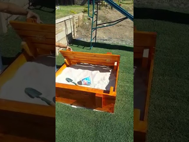 Vídeo relacionado con Smoby Life Arenero con Forma de Concha con Pala, Rastrillo, Molde de Arena, Regadera, Material Reciclado y Protección UV, para Niños a Partir de 18 Meses (7600868000)