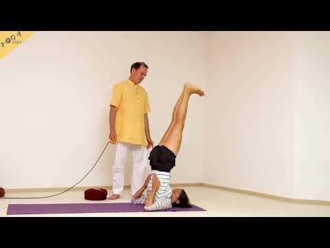 Schulterstand mit gebeugten angezogenen Füßen - Yoga Asana Lexikon
