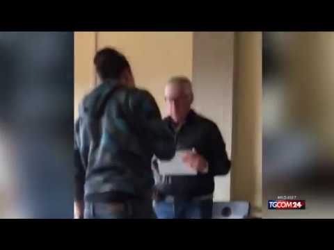 Bullo insulta il professore malato. Minacce, offese e aggressione a Lucca. 18 aprile 2018