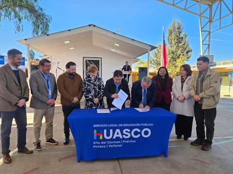 CORES participaron en firma de convenio GORE- SLEP Huasco para nuevo mobiliario en escuelas