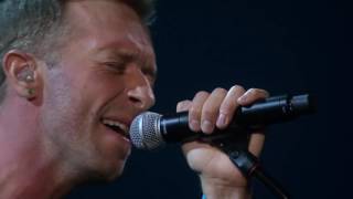 Chris Martins Tribute to George Michael A Different Corner at the 2017 Brit Awards   Feb 22, 2017