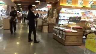 preview picture of video 'Souvenir shops of New Chitose Airport  新千歳空港の土産物店'