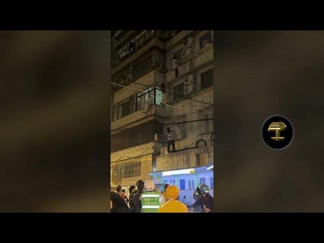 Héroe callejero rescata a un niño que pendía en el aire