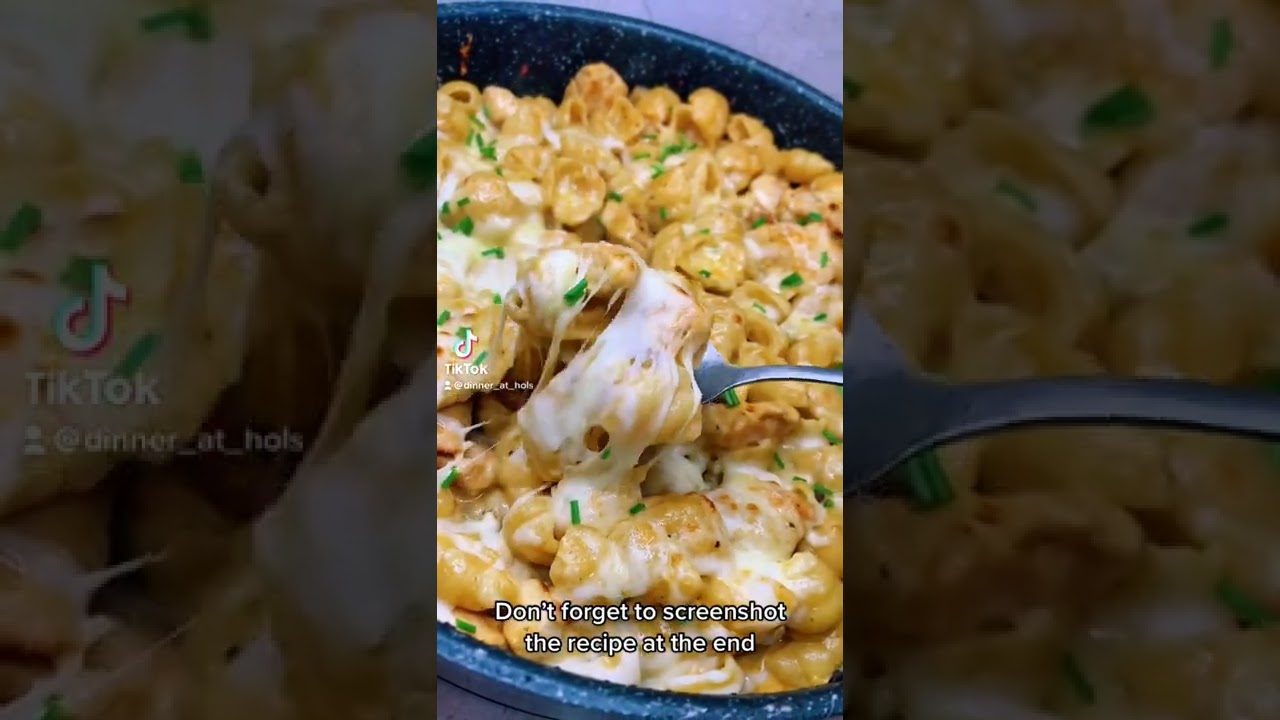 One pot cheesy chicken and bacon pasta. Under 600kcal per portion and 0 syns on SlimmingWorld.