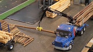 preview picture of video 'RC Scania Holztransport LKW Ladekran Baumstämme Emslandmodellbau Lingen 2014'