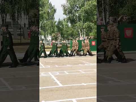 К торжественном маршу