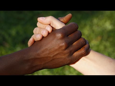 Çfarë gjykimi ka në Islam për njerëzit me ngjyrë, dhe njeriu i parë Ademi a ka qenë me ngjyrë?