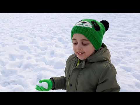 Efe kar tatiline gitti parkta oynarken yılan gördü çok korktu.