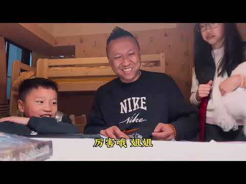 Китаец с детьми учит русскую песенку 😆 😇 МЕЖДУ НАМИ ПРОВОДА-ДА-ДА-ДА