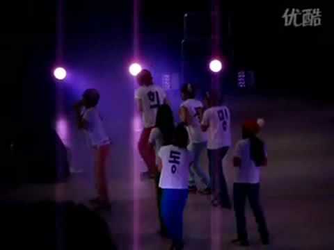 100123 SS2 Beijing - Gee (Someone touching Heenim's Butt!)