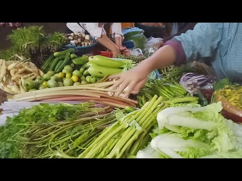 Inside Toultompoung Market - Fresh Local Foods In Phnom Penh - Cambodian Market Food view
