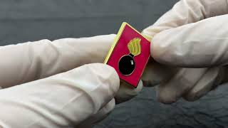 1951 - Insignia de solapa cuadrada esmaltada con una bomba en llamas