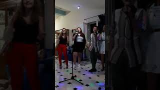 la nuova compagnia di canto popolare si esibisce per la prima volta