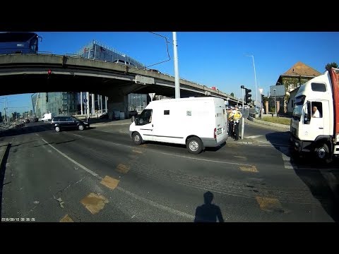 LJH-139 Szóljak a rendőrnek. Szóltam. - I should call the policeman. So I did.