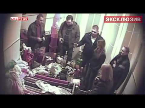 Moskauer Polizei bei „Sondereinsatz“ im Bordell [Video aus YouTube]