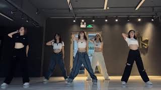 Download lagu [mirrored] Ariana Grande- 7 Rings (douyin choreograph) mp3