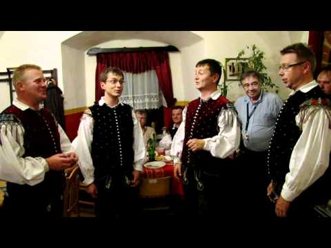 Vokalisti ansambla Bitenc-Po gorah grmi in se bliska (v živo)