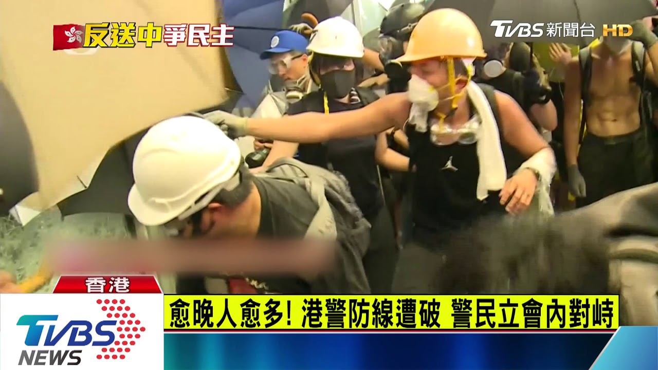 群眾衝破港警防線! 立會玻璃、鐵捲門遭撞