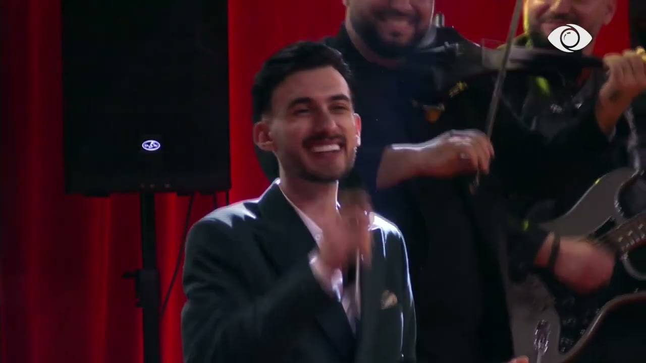 Ndizet atmosfera/ Kristi këndon live në BBV këngën hit “Bajamja”, brohorasin banorët