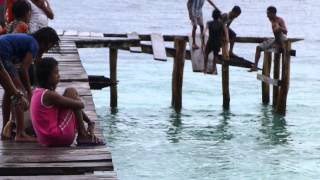 preview picture of video 'children at the jetty, Bobale Island'