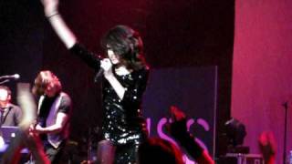 Selena Gomez sings&quot; I Don&#39;t Miss You at All&quot; &amp; cover of &quot;Hot n Cold&quot; (Katy Perry) live from 4th Row