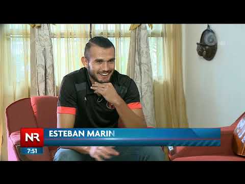 Esteban Marín muestra su talento como cantante