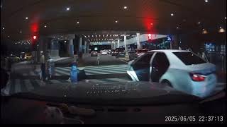 [閒聊] 白牌車機場攬客，遇臨檢甩乘客，摔倒在地