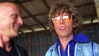 DANMARKS FÆLLESSANG: Mads Langer fortæller om sin sang &quot;I en stjerneregn af sne&quot;