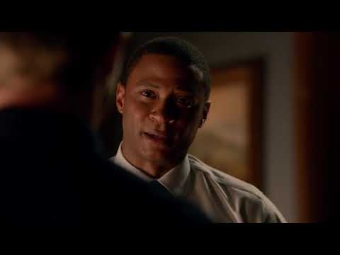 Arrow-1x02-Honor Thy Father: Dig asks Oliver about the Knife throw.