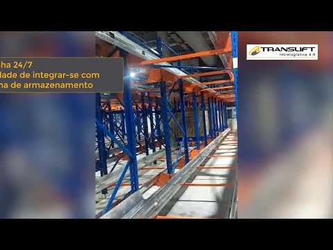 Acoplamento de empilhadeira AGV com racks de transporte na indústria farmacêutica - Translift
