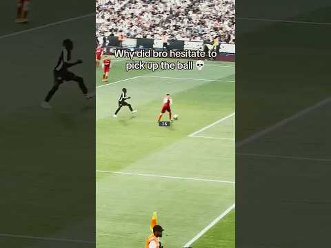 He probably only just learnt the pass back rule the same day 😂🐐