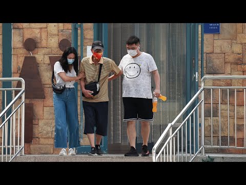 當女生求助路人陪行動不便的爺爺去洗手間，大家會怎麼做呢？