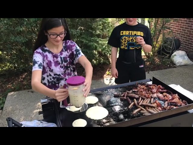 Vídeo relacionado con Cortador de masa para tartas, dispensador de masa, gofres, dispensador de masa, dosificador de masa con tapa y escala, herramienta para hornear, se utiliza para tartas, 900 ml