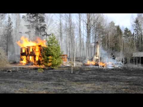 120409 - Gräsbrand spred sig till byggnader