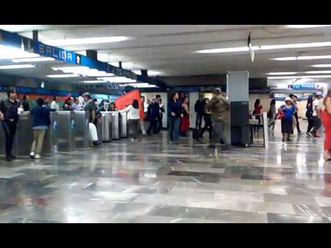 Anarquistas dejando pasar a la gente en el metro(m