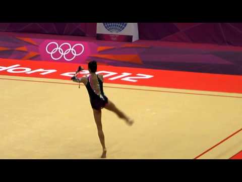 Israeli rythmic gymnast Neta Rivkin in the finals of the London 2012 Olympics with clubs.MP4