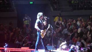 KEITH URBAN  - TALKING TO CROWD ABOUT SIGNS - MELBOURNE - 2 FEB 2013
